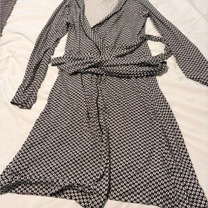 Banana Republic Black and White Long Sleeve Dress